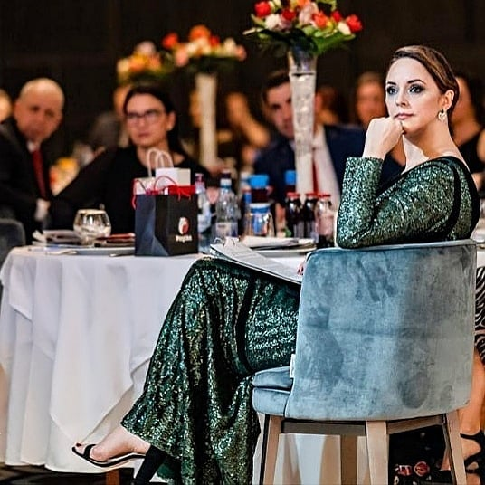 Andreea Marin, într-o rochie cu decolteu obraznic la o gală unde a fost însoțită de iubitul ei. A fost prima lor apariție oficială