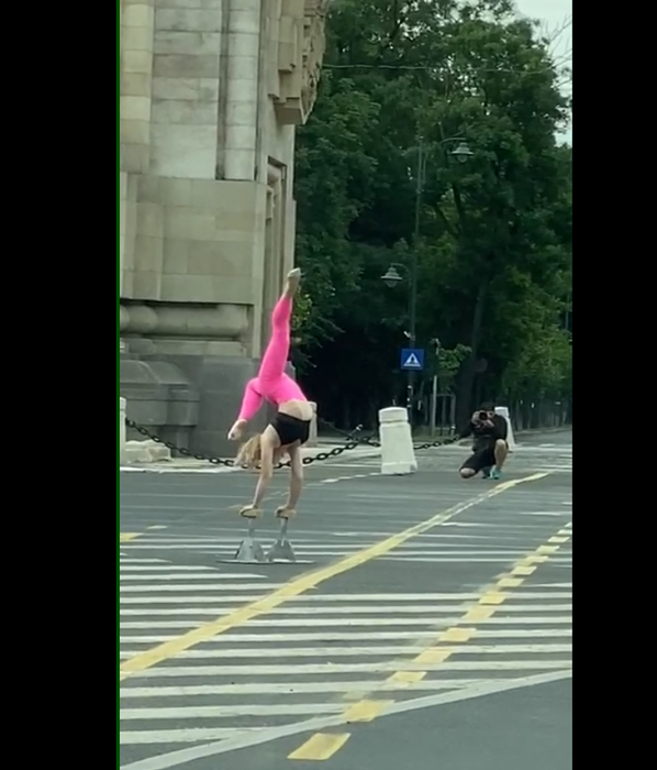 Ce făcea această tânără la ora 8 dimineaţa, în faţa Arcului de Triumf. Trecătorii au crezut că nu văd bine| FOTO şi VIDEO