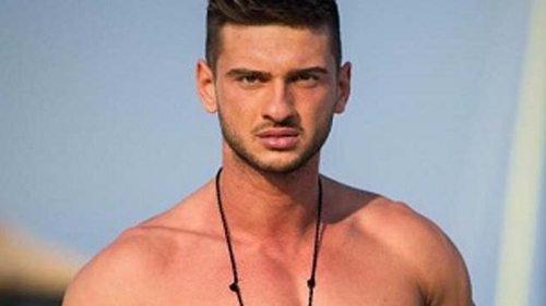 Pe cat de rece era apa, pe atat de tare se vor incinge doamnele cand il vor vedea ASA! Dorian Popa s-a dezbracat si s-a udat tot