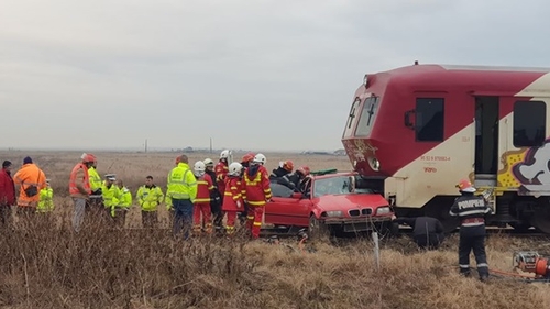 Accident violent lângă Timișoara! Traficul feroviar este blocat, după ce un tren a lovit o mașină