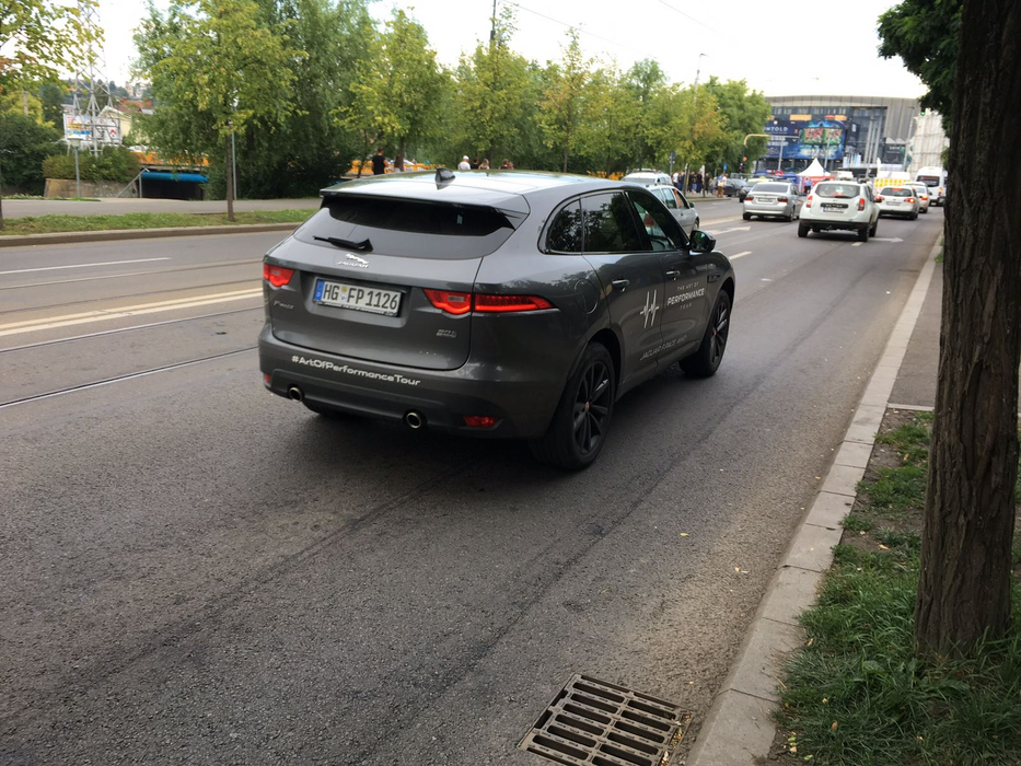 Artiștii de la Untold au cerut numai mașini Jaguar