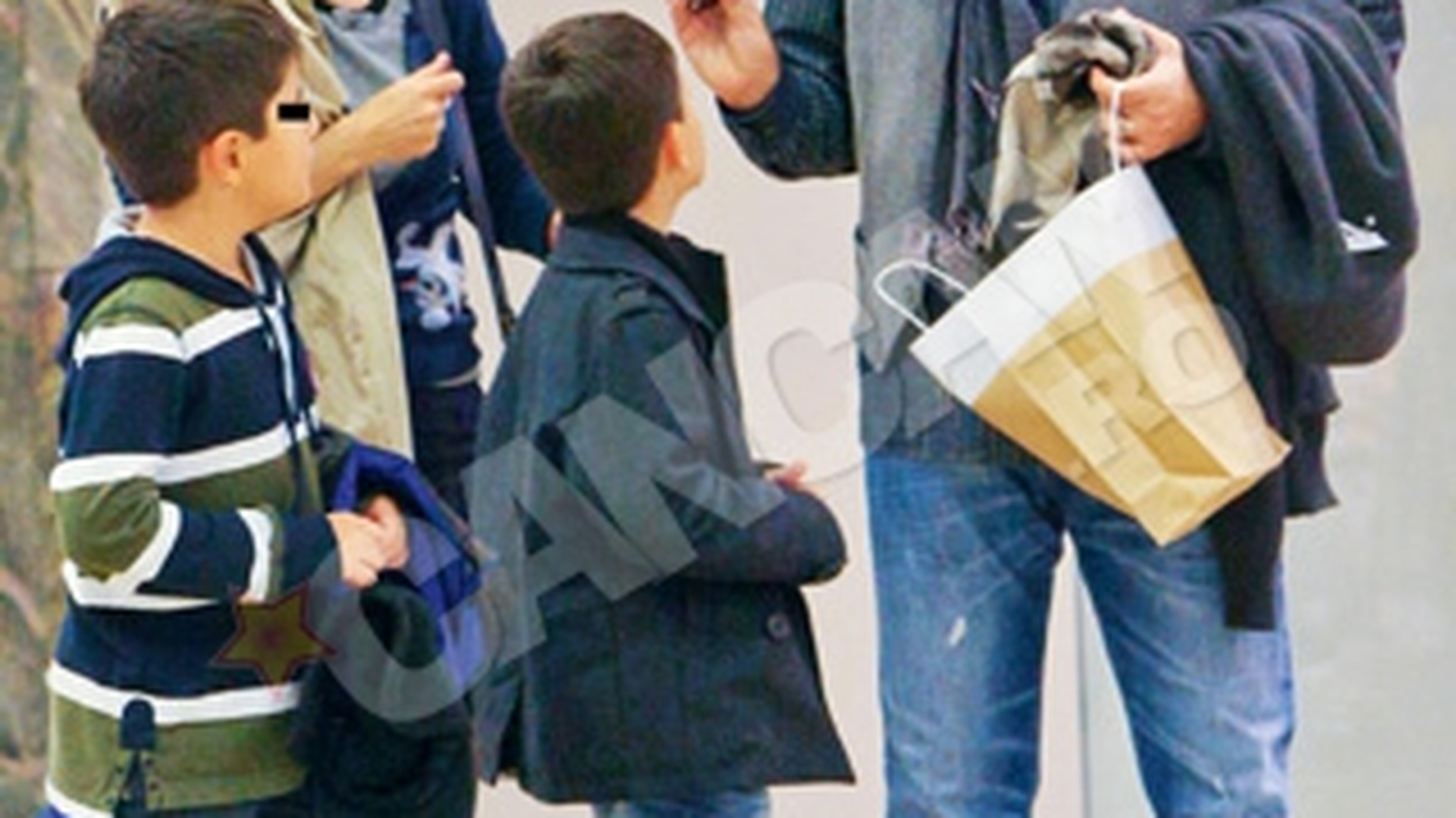 Ceva important? Lucian Mandruta si-a certat sotia in mall