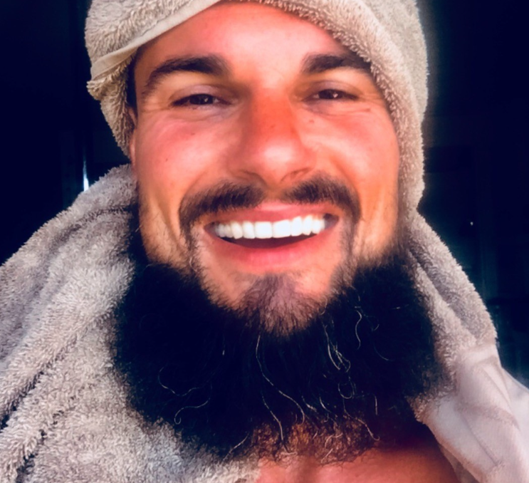 Povestea fascinantă a unui actor român care doarme într-un container și crește păsări în Tenerife! Acum se pregătește să înfrunte cele mai mari ispite la Tempting Fortune!  ”Locuiesc undeva pe câmp, am o grădină și niște găini”