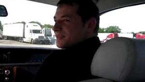 VIDEO Am intalnit si romani fericiti! Doi moldoveni se rup in figuri in Chicago cu un Rolls Royce mai scump decat al chinezului Monicai Columbeanu