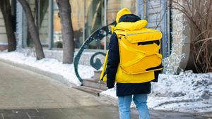 Salariu curier Glovo 2026. Cât încasează în fiecare lună în funcție de orele lucrate