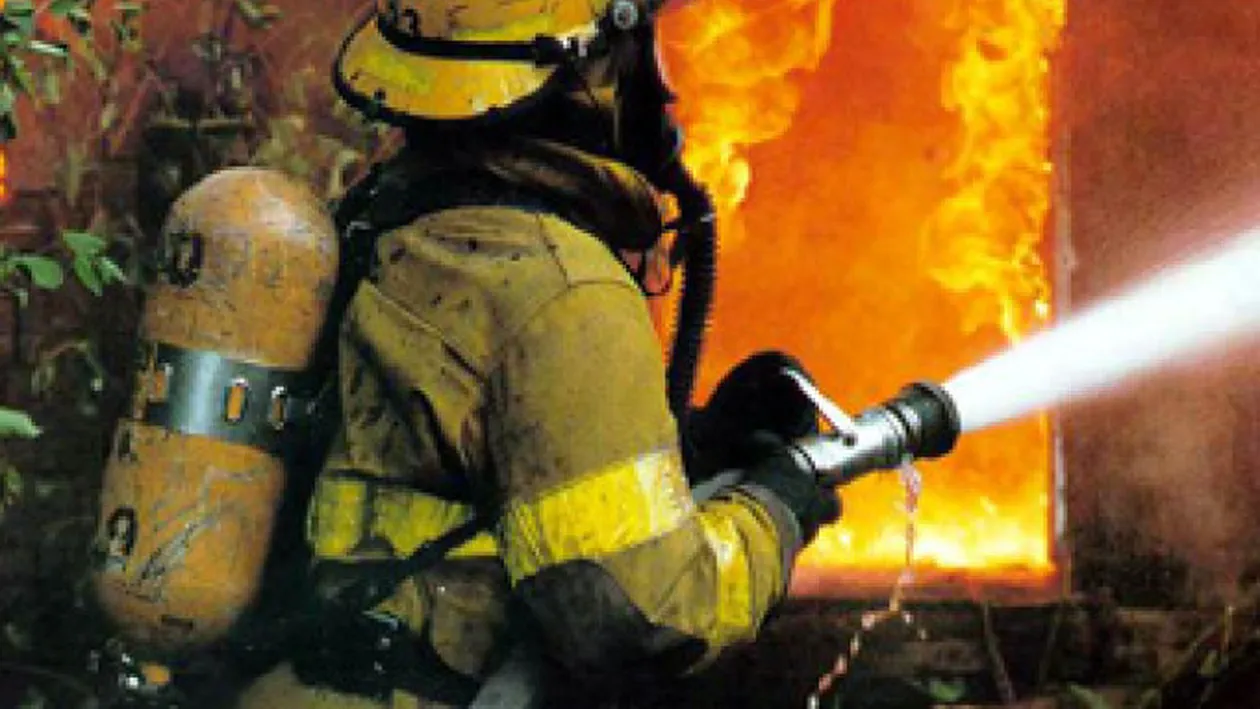 Incendiu puternic la un service auto din Bacău! Şapte tuburi cu oxigen au explodat