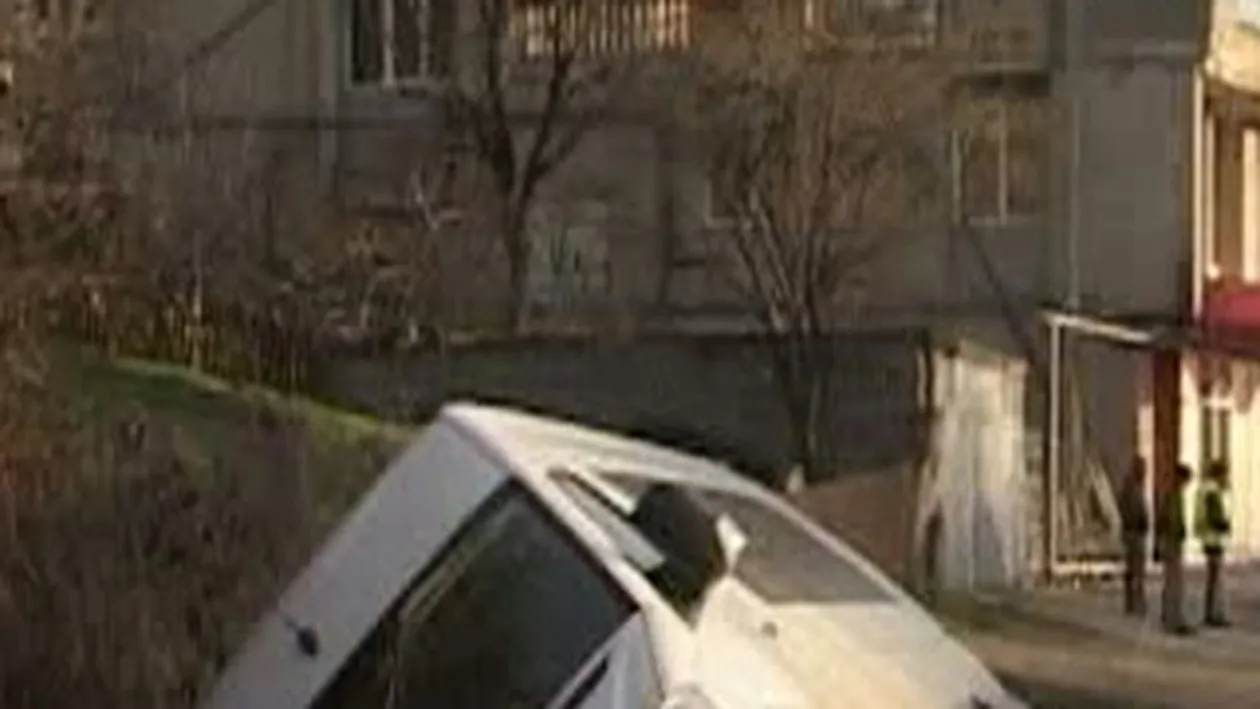 Accident cu sapte victime pe DN2, dupa ce microbuzul in care se aflau s-a rasturnat