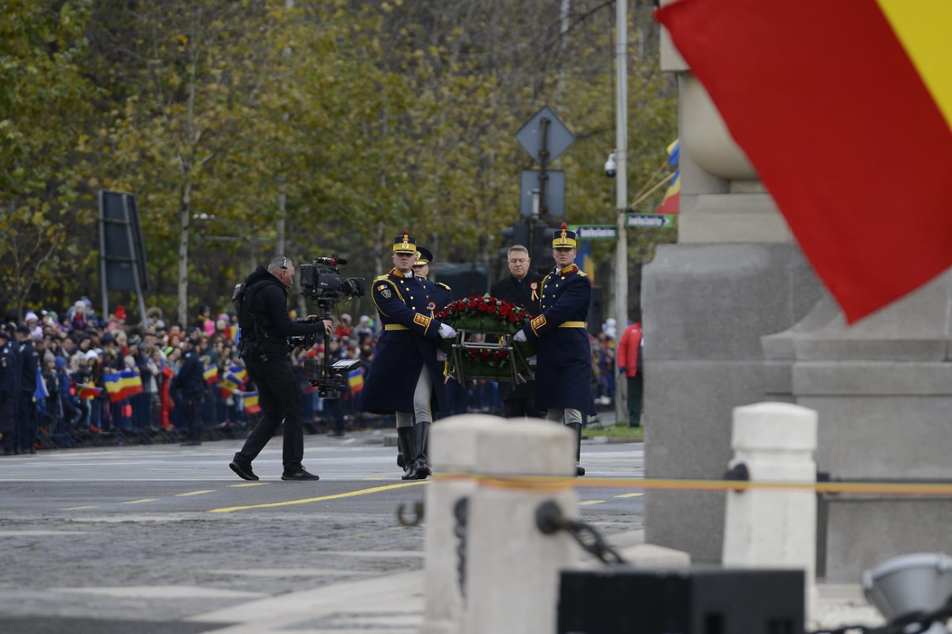 Klaus Iohannis a venit fără soția lui la parada militară din București. Gestul făcut de Carmen Iohannis pe Facebook înainte de Ziua Națională a României