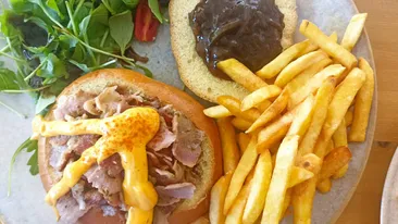 Cât costă un simplu cheeseburger la Golden Beach, din Thassos? Câţi bani trebuie să scoţi din buzunar, dacă vrei şi cartofi prăjiţi