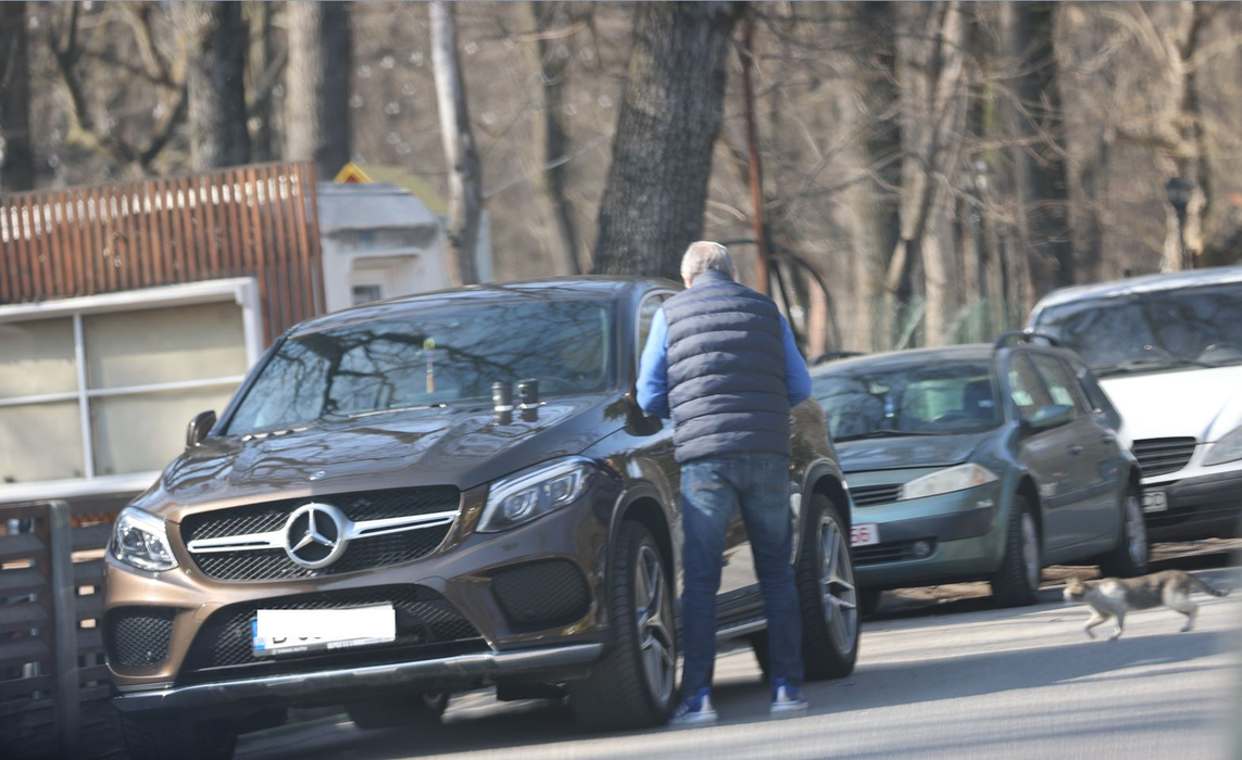 Ilie Năstase a pus cafelele pe capota mașinii (Foto: CANCAN.RO)