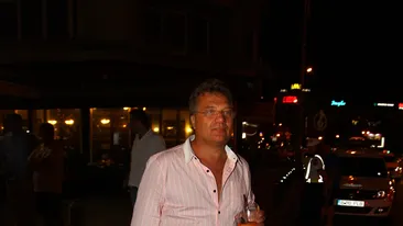 Aparitie surprinzatoare a unui milionar in Centrul vechi! Cara un ditamai geamantanul dupa el si bea dintr-un cocktail pe strada