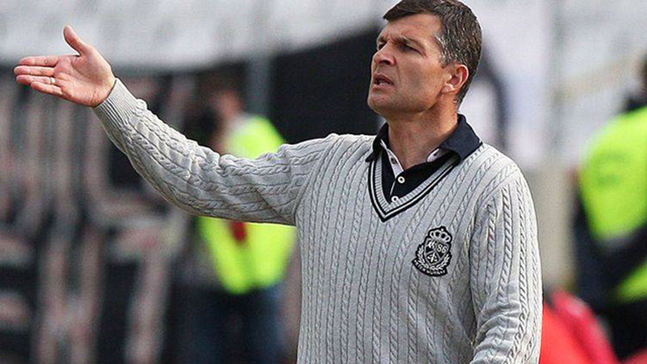 N-o sa-ti vina sa crezi ce a ajuns sa faca un faimos fotbalist al "Generatiei de Aur", in mijlocul strazii, ziua in amiaza mare!