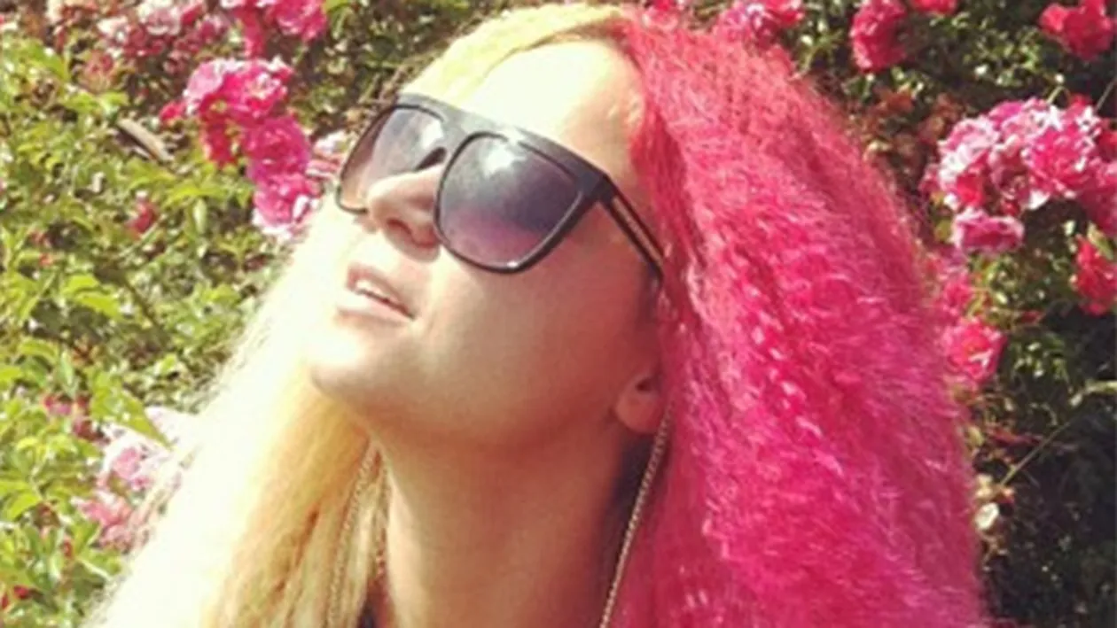 A avut nevoie de mare curaj! Ce cantareata de la noi si-a vopsit jumatate de cap roz