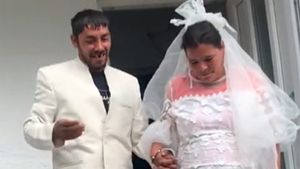 Râzi cu lacrimi! Cum s-a îmbrăcat această mireasă din Vaslui la propria nuntă. Dar să vezi ce are în picioare!