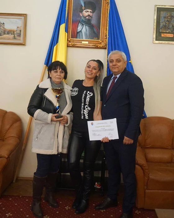 Maria Lara Alexandra Popa, campionă mondială la culturism a fost premiată azi, şi de primarul din Calafat