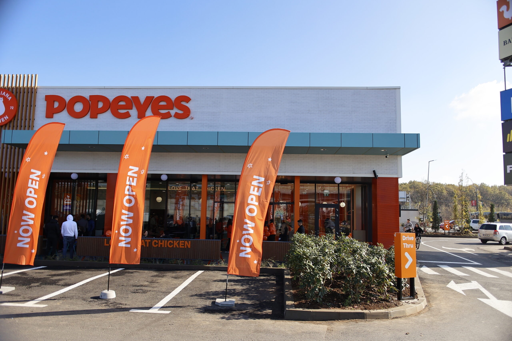 Popeyes România deschide primul restaurant de tip Drive-Thru din țară