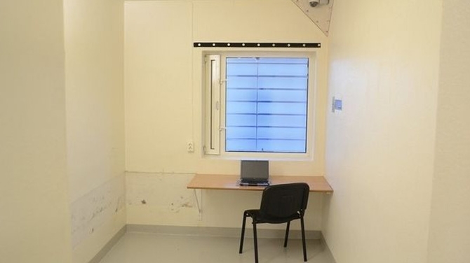 Uite cum arata celula in care va fi inchis "macelarul de la Oslo"! Breivik are banda de alergat, birou si laptop!