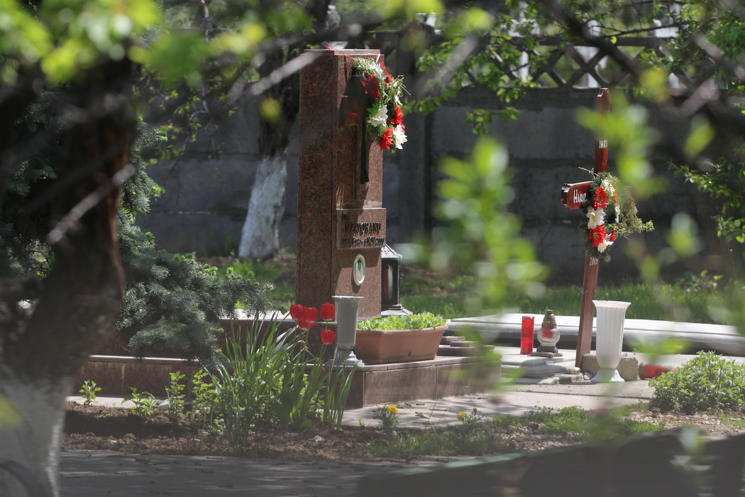 Mormântul Mărioarei Zăvoranu este cel mai îngrijit din cimitir