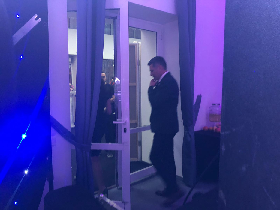 Marcel Toader și iubita părăsesc restaurantul, în zori