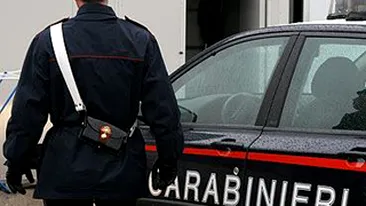 Trei romani deghizati in politisti italieni, surprinsi, la Roma, jefuind o turista din SUA