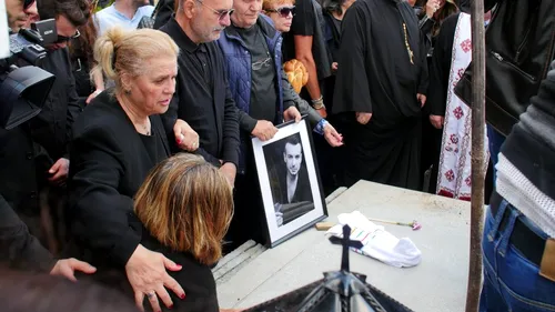 Mama lui Răzvan Ciobanu, îngenuncheată de durere la mormântul designerului. Elena s-a prăbușit după ce sicriul a fost băgat în groapă