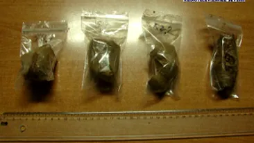 VIDEO Prinsa cu 200 de grame de cocaina in borcanul de Nutella! O fata de 22 de ani a incercat sa vanda droguri de 9.000 de euro