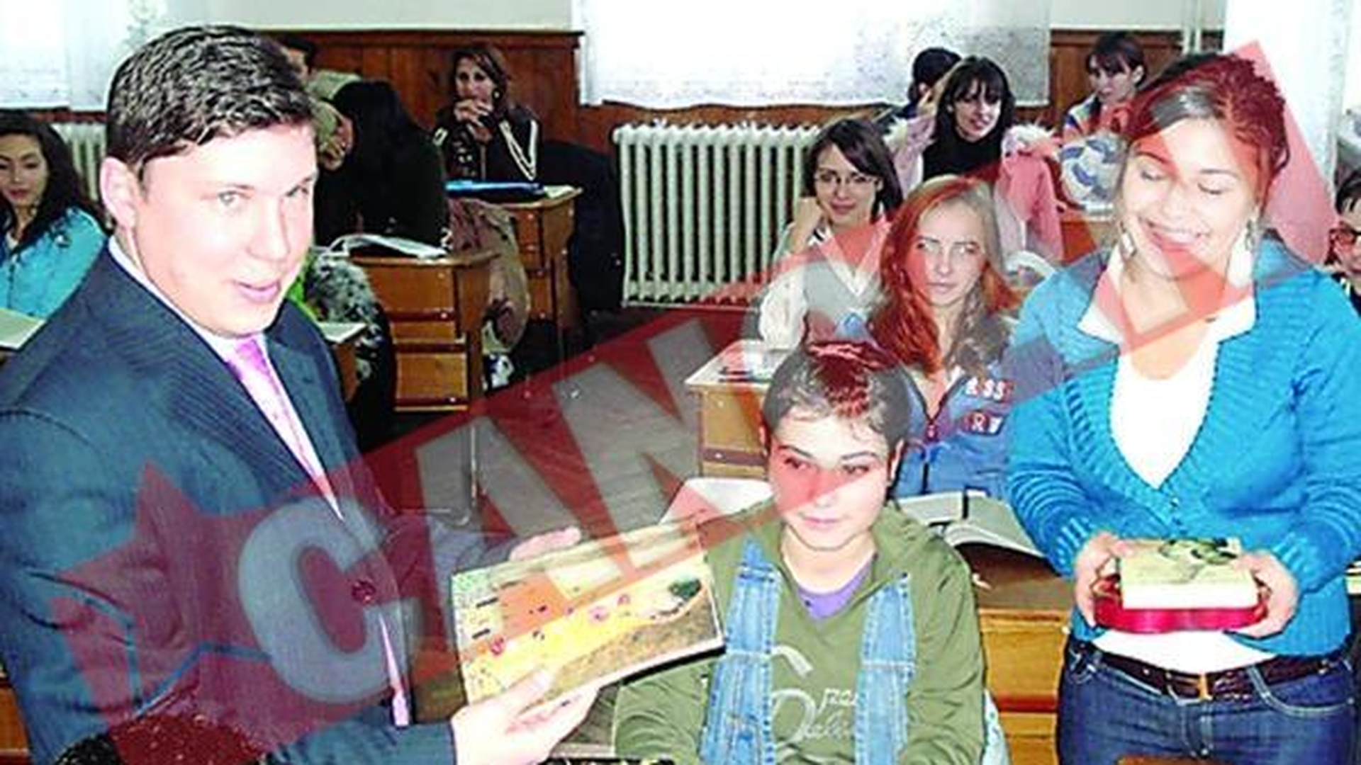Prefectul de Vaslui, "agatat" de o eleva