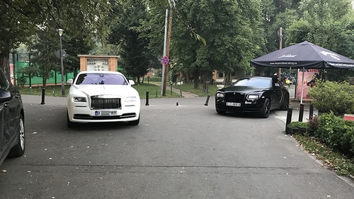 Imagini cum nu vezi decât o dată în viaţă... Asta e ultima aroganţă pentru Oli Jr. şi Edi Chioru a lu’ Ticuţă: au făcut grătar lângă Rolls-urile de juma’ de milion de euro!
