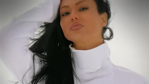 Cum a apărut îmbrăcată Simona Sensual pe pârtie în Poiana Brașov. Ceilalți turiști au crezut că nu văd bine
