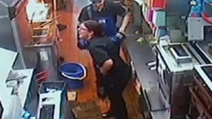 Înfricoşător! O româncă a căzut într-o găleată cu ulei încins într-un fast-food McDonald's