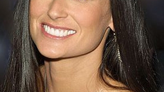 Demi Moore l-a uitat pe Ashton Kutcher! Are un iubit nou de 23 ani si de profesie manechin! Vezi ce corp sculptat are!