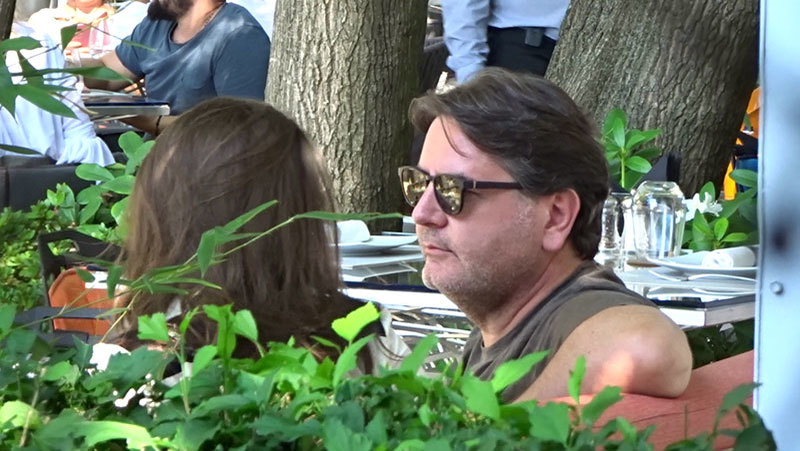 Oana Marica şi Stefano Ricucci discută pe un ton serios