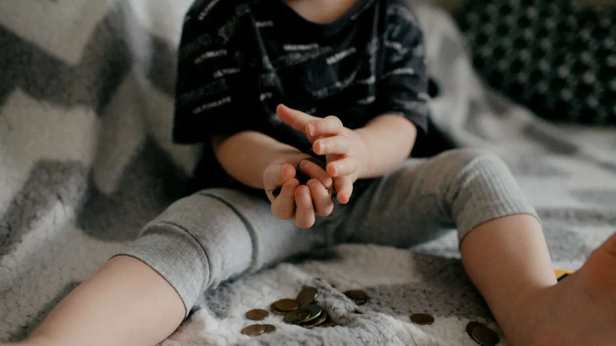 Cât te costă un copil, de la naștere până la 18 ani, în România. Calcul real, pe 2026