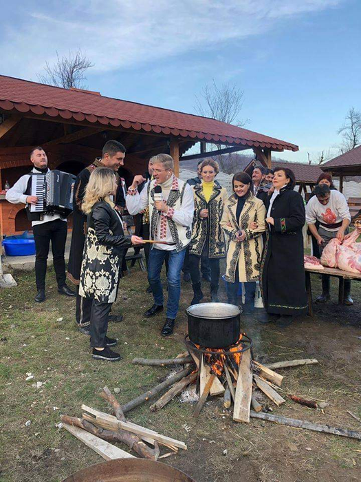 Divele folclorului românesc, dezmăț total la tăierea porcului. S-a cântat și s-a dansat!