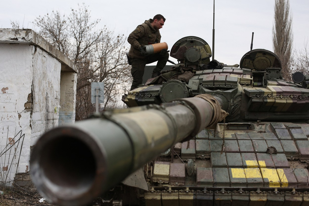 Militarii ucraineni se pregătesc să respingă un atac din regiunea Ucrainei Lugansk, pe 24 februarie 2022. (Sursa foto: profimedia.ro)