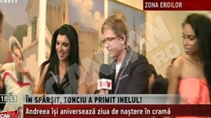 VIDEO Sanziana Buruiana si Laurette se tin de glume! I-au dat cadou Andreei Tonciu, un penis dulce