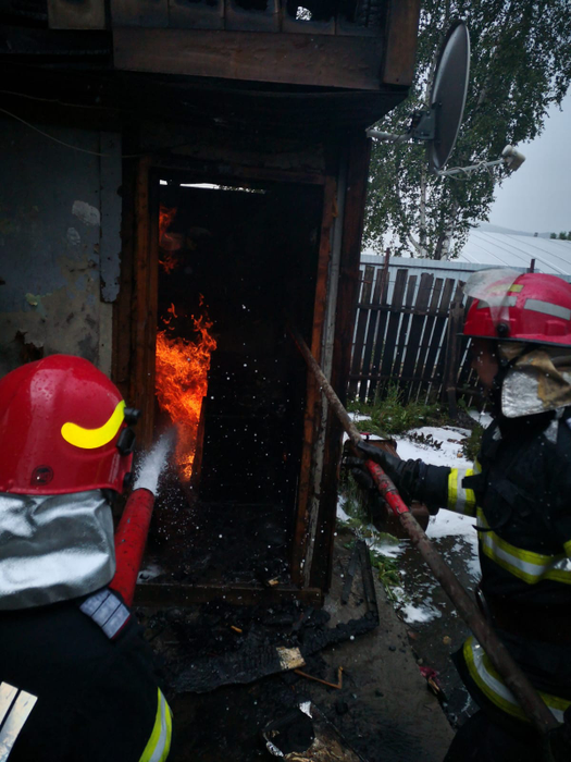 Tragedie. O familie din Moinești se zbate între viață și moarte, în urma unui incendiu care le-a ars casa și toată averea.