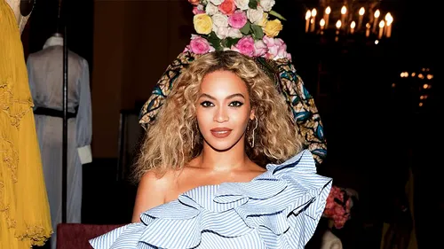 BEYONCE a născut în secret în urmă cu o lună, iar acum le-a arătat tuturor prima fotografie cu gemenii! A primit instantaneu MILIOANE de like-uri!