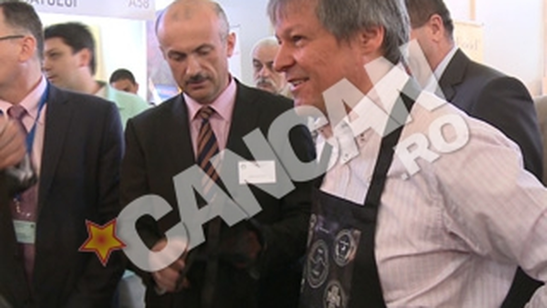 Comisarul european Daniel Ciolos a baut bere cu ciocolata facuta de studenti!