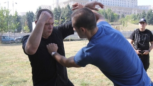 Are 40 de ani, iar peste jumatate i-a petrecut practicand artele martiale! Vezi unde lucreaza!
