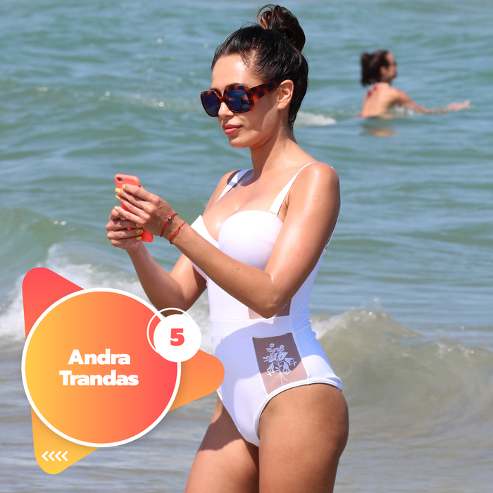 Avem topul celor mai HOT dive de la noi, în poziții „interzise”, pe plajă. Pe ce loc se clasează Loredana Chivu, Anda Adam sau Lora