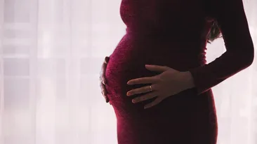 Caz România. O femeie însărcinată a mers să nască într-un spital, dar a fost trimisă acasă. Medicii i-au zis că are „sarcină închipuită”