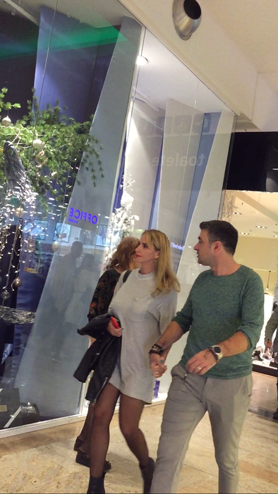 Cei doi se ţin strâns de mână, în mall-ul din Capitală
