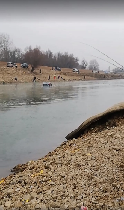 Momente de groază în Cernavodă! O mașină a plonjat în apă