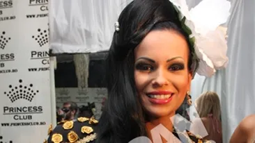 Ramasa fara iubit, Adina Barbu apeleaza la colegele de suferinta! Petrece cu fetele de Valentine's Day