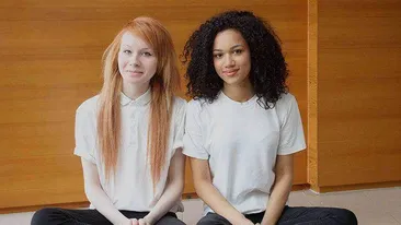 Să vezi și să nu crezi! Așa arată două surori gemene: ”Când ne-a văzut, mama a rămas fără cuvinte”