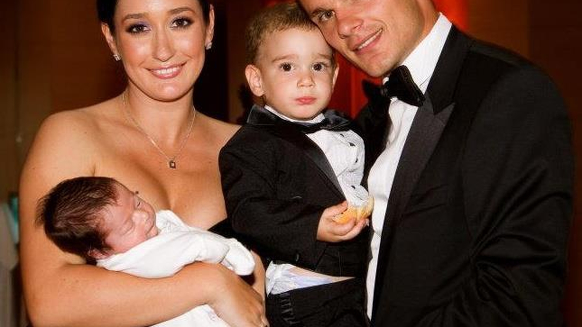 NU Exclusiv! Vlad Munteanu si sotia lui Andreea, tabloul unei familii perfecte! Vezi aici imagini cu comoara lor!