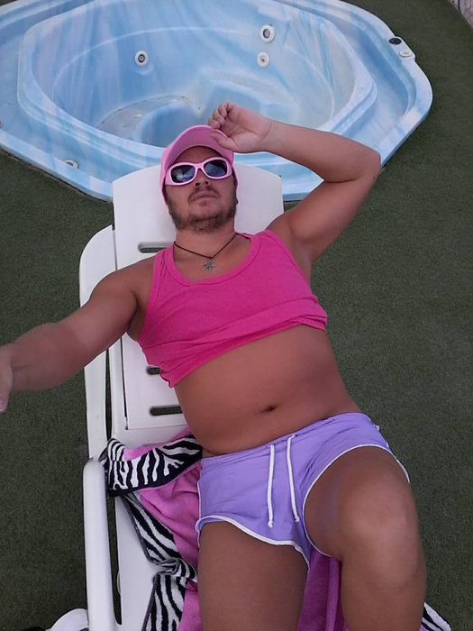 CRISTI DIN BANAT aşa cum nu l-ai mai văzut niciodată! Deşi s-a îmbrăcat în roz, a dat cărţile pe faţă: „Nu sunt gay…“