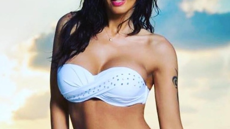 Oana Zăvoranu i-a înnebunit pe bărbați! S-a pozat provocator într-un costum de baie minuscul