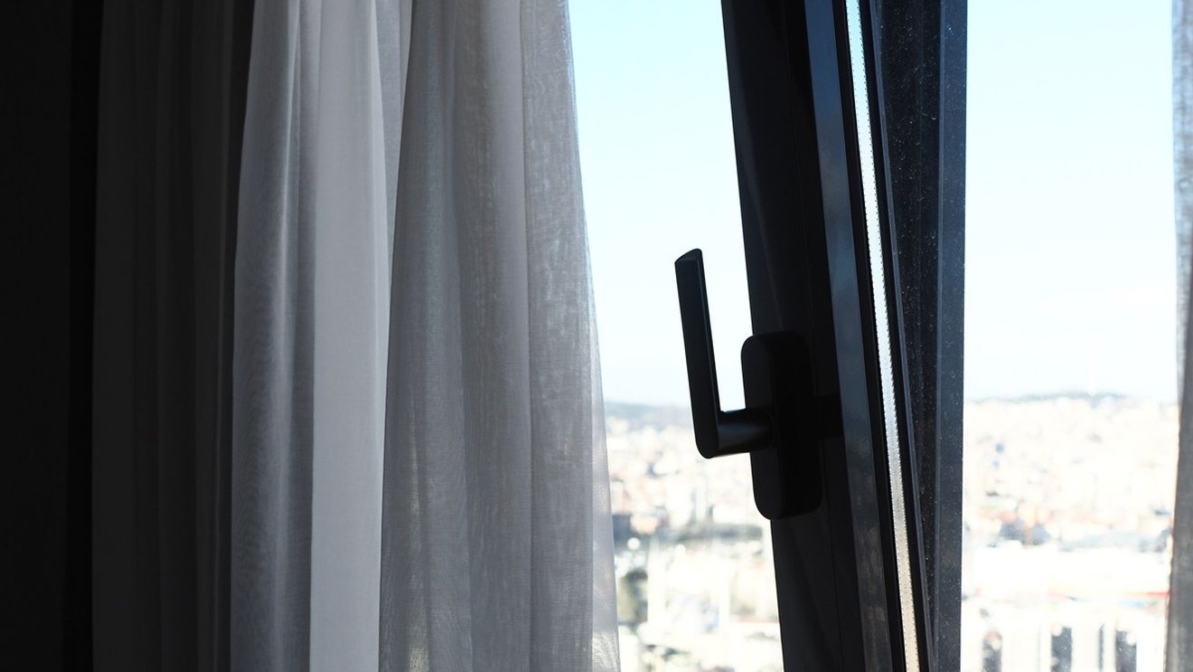 Cum se aerisește casa pe timp de iarnă. Câte minute trebuie ținut geamul deschis